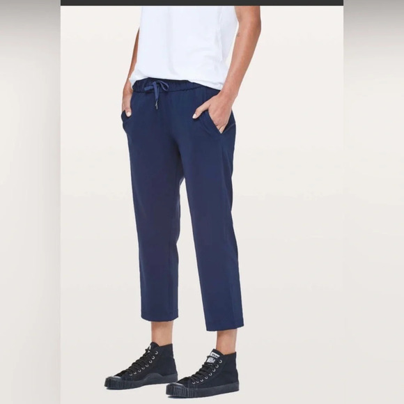 ! Lululemon On The Fly Crop *Woven 23" True Navy - Picture 1 of 8